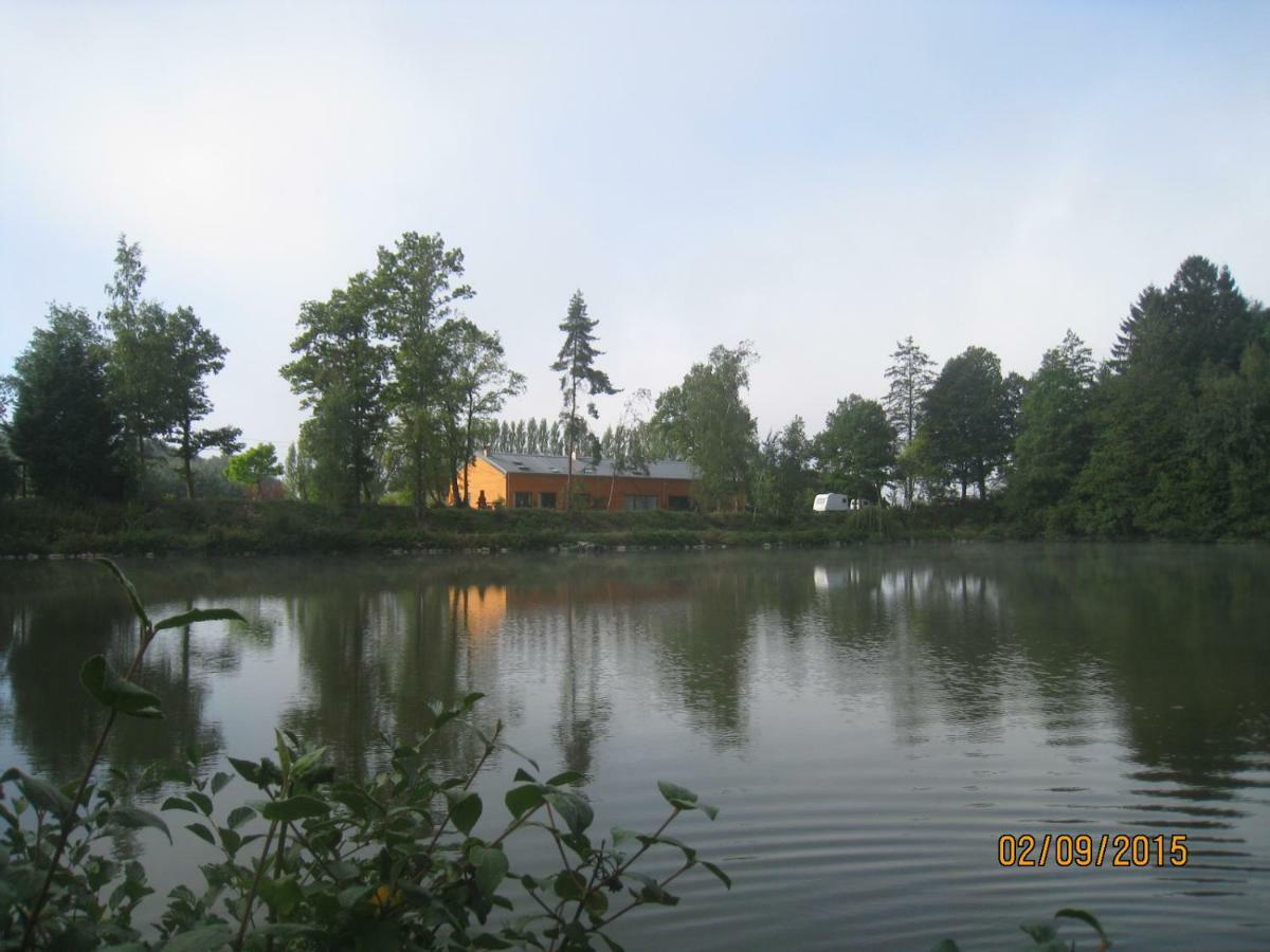 Florennes Gite Neuf 150 M2 Devant Un Grand Lac Prive De 2 Hectares Poissonneux Au Milieu Des Bois Kültér fotó
